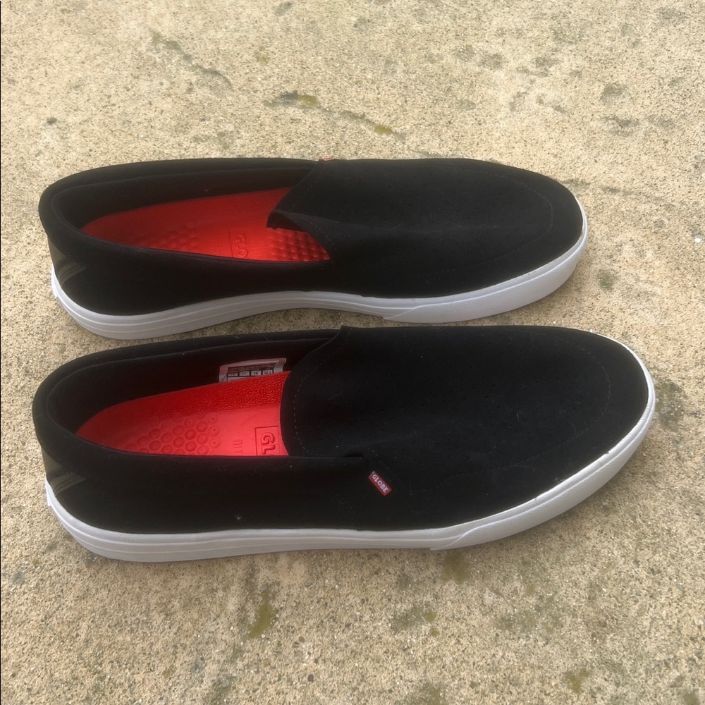 GLOBE Men's Castrolyt Black Suede Slip on Sneakers Size 12 - Picture 2 of 8